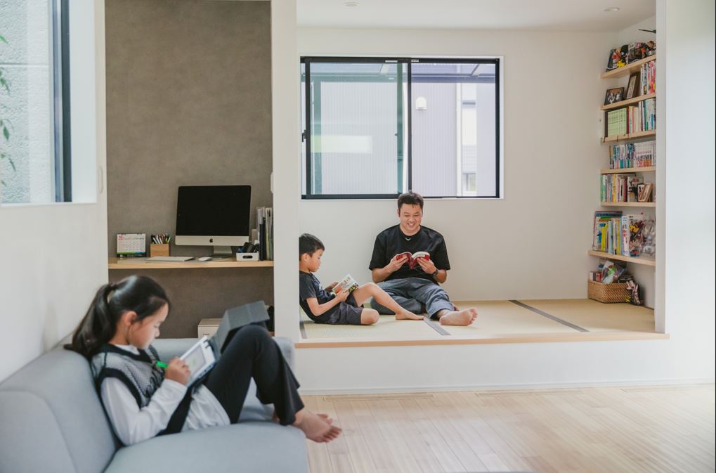 nattoku住宅【デザイン住宅、子育て、収納力】小上がりの畳コーナーに大容量の本棚を造作し、ファミリーライブラリーとして活用。その隣はご主人の書斎コーナーで、リモートワークにも最適