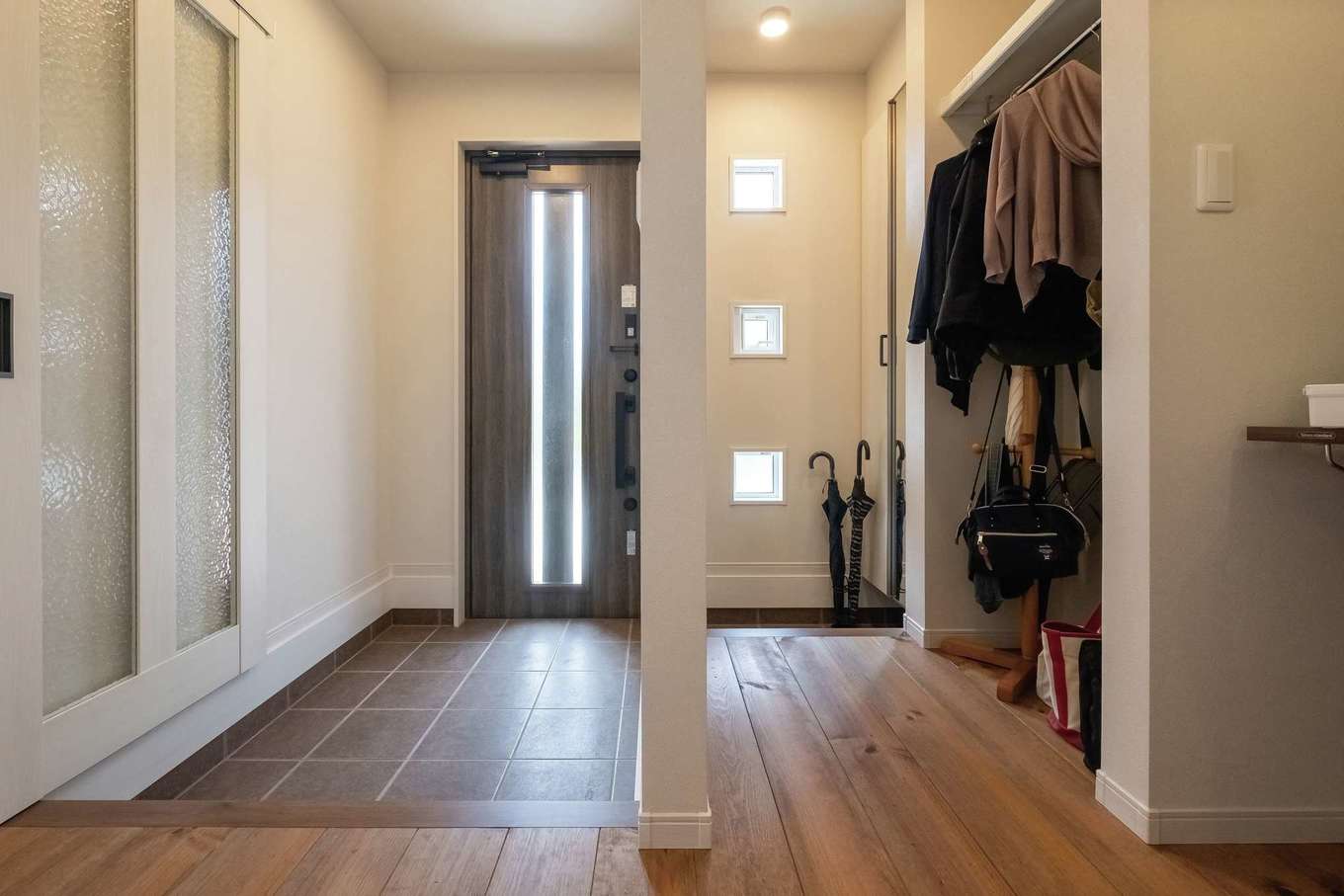 アフターホーム【デザイン住宅、趣味、間取り】大容量の土間収納を備えた玄関ホール。上着やカバンを収納できるので、慌ただしい朝の出勤時もストレスフリー