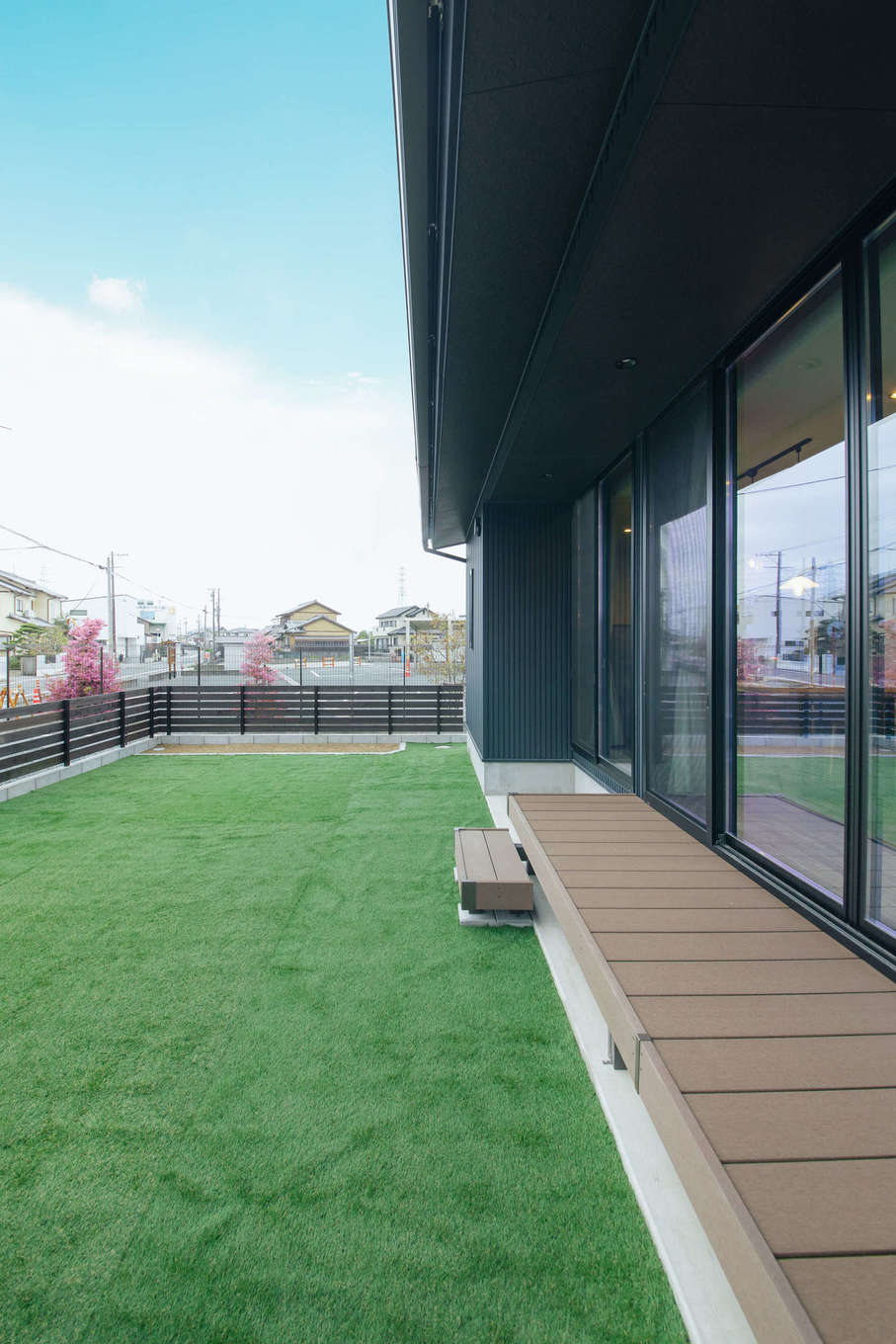 DAITOKU（大得工務店）【夫婦で暮らす、ペット、平屋】深い軒が季節に応じて日射量を調節。ワンちゃんたちがドッグランで遊ぶ姿を座って眺められるウッドデッキもこだわりのひとつ