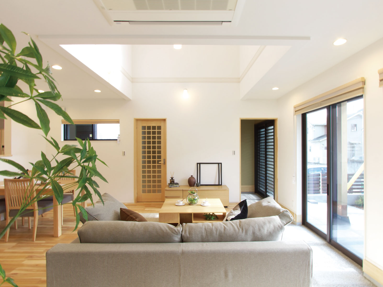 ヘスタホーム｜広々としたLDKは、自然光がたっぷりと入る明るい空間。家族が集まりやすい居心地の良いレイアウト。