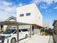 外観は『デザイン重視』でスタイリッシュな見た目にこだわり、箱を組み合わせたようなL字型。
白とベージュのツートンカラーに軒天のレッドシダーがアクセントになっています。