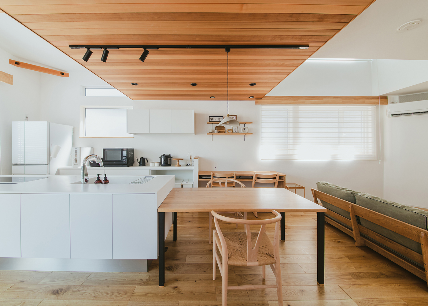 ainoa.life くらはし建築【子育て、収納力、間取り】明るい光が差し込むLDK。シンプルでモダンな家具と広々とした空間が調和し、家族でゆったりと過ごせる。