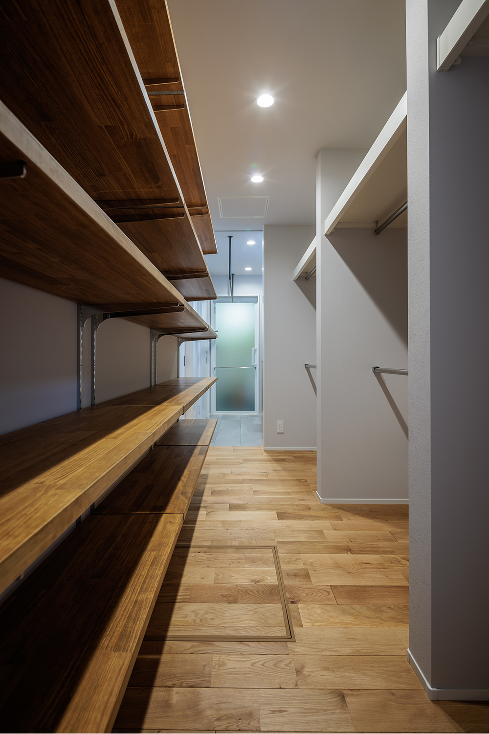 tact design firm【デザイン住宅、子育て、間取り】収納力抜群のウォークインクローゼット。複数の棚が設置されており、衣類や小物を整理しやすい設計がされている