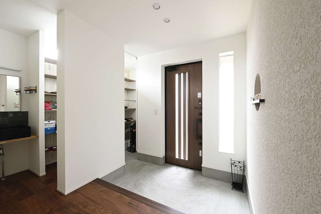 REIWA HOUSE（令和ハウス）【デザイン住宅、間取り、平屋】明るくて広々とした玄関ホール。ベビーカーがすっぽり収まるほど収納力も高い。すぐ手を洗える洗面台も造作