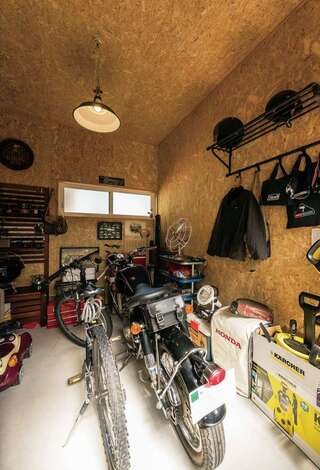 ガレージはご主人が趣味を楽しむ空間