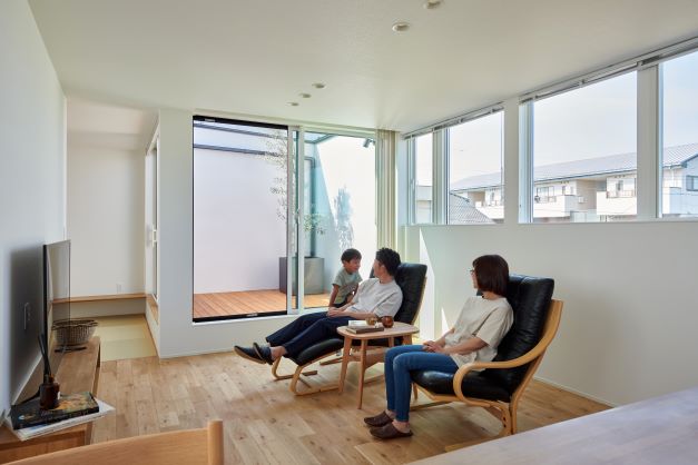 S.CONNECT（エスコネクト）【デザイン住宅、間取り、建築家】夫婦自慢の2階リビング。周囲の目を気にせず、窓から光を採り入れる