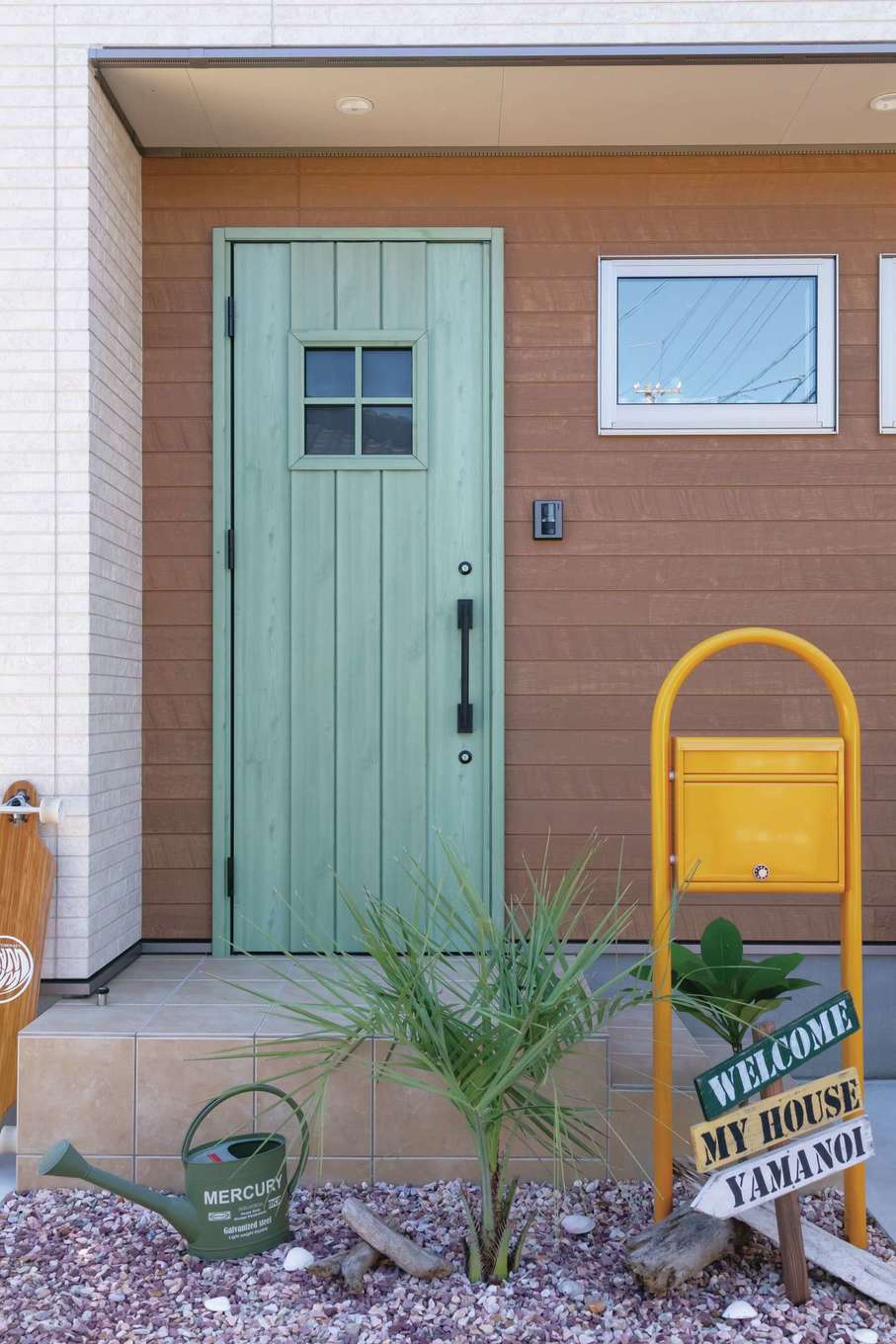 カナメクラフト（かなめ創建）【デザイン住宅、狭小住宅、省エネ】オリーブグリーンの玄関ドアが映える玄関ポーチ