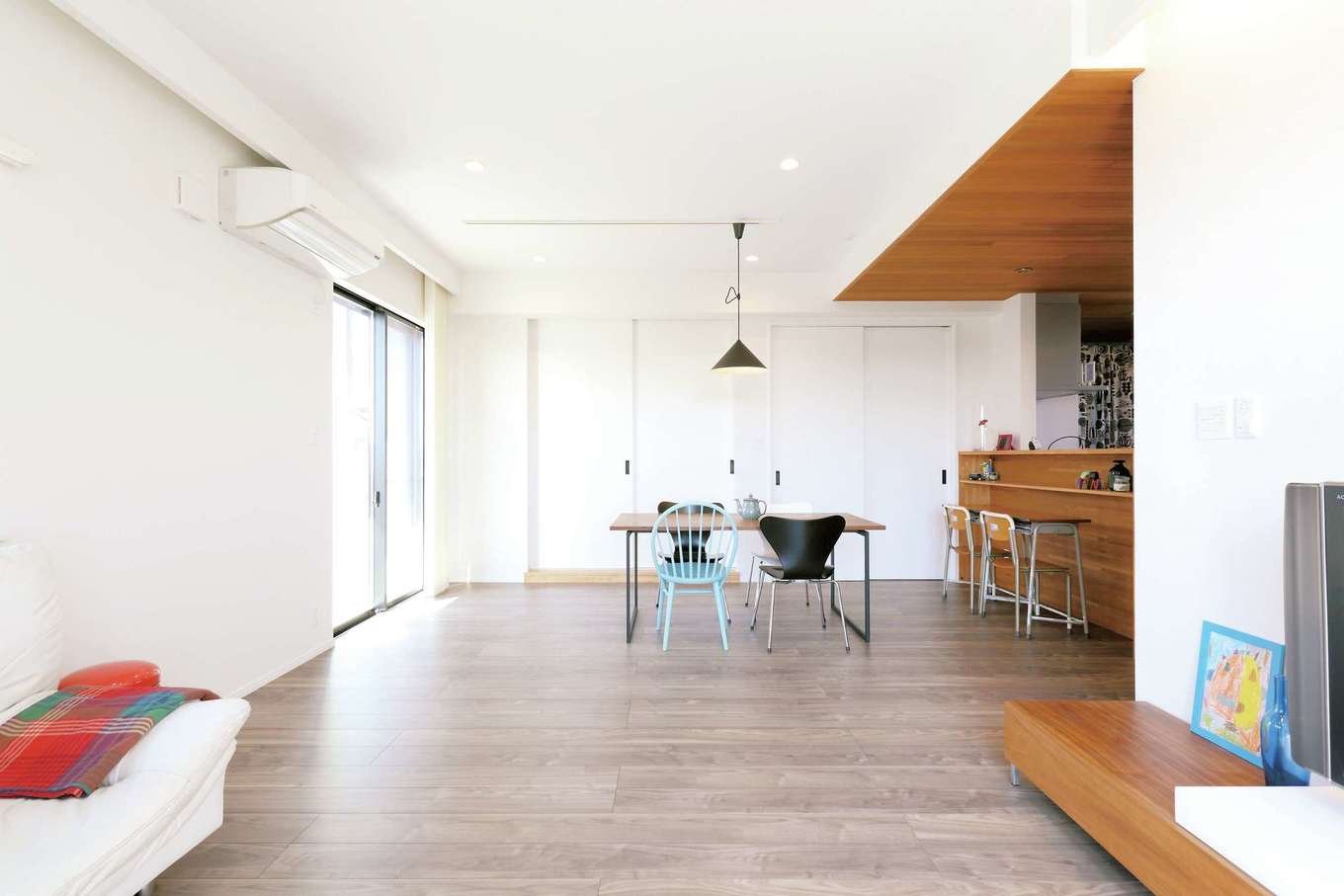 丸昇彦坂建設【デザイン住宅、趣味、インテリア】LDKと和室と合わせると22.8畳の大空間　