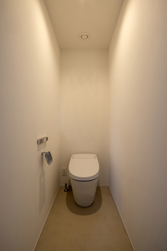 白を基調としたトイレは清潔感があふれる