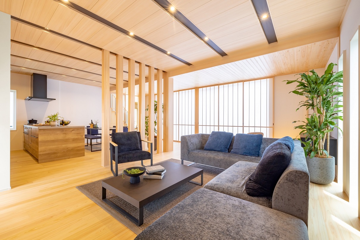 日本ハウスホールディングス 岐阜｜開放的でスタイリッシュなリビング。落ち着いた色調のソファと家具が揃えられ、寛ぎのひとときを過ごせる空間