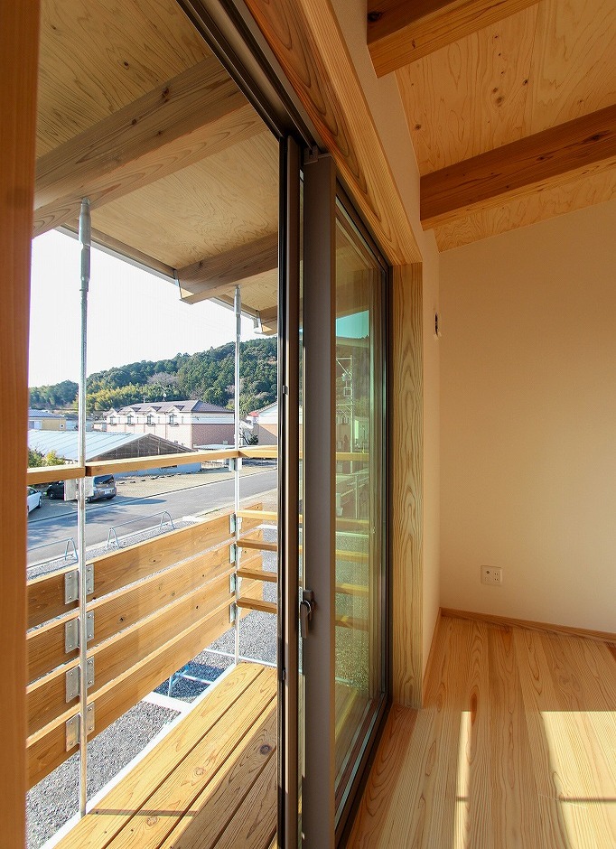 アクトホーム【自然素材、省エネ、間取り】現代町家を象徴するデザインの「吊デッキ」。柱が不要なので、1階の窓から見える景観を損ねない。