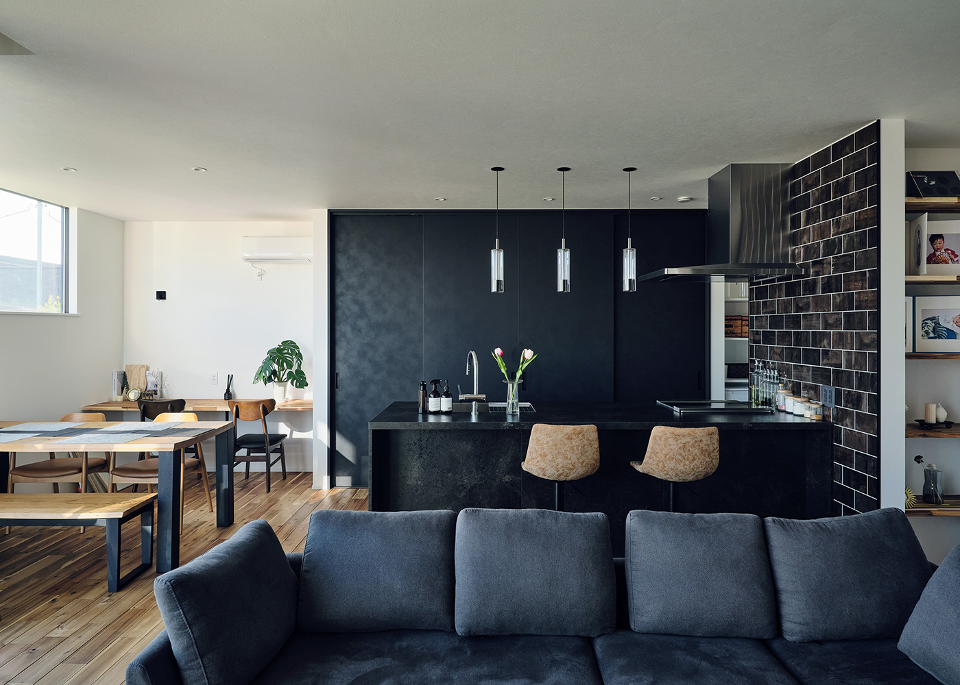 平屋建築ブルーハウス【デザイン住宅、間取り、平屋】ソファでゆったりくつろぐ。ダイニングで家族とのたわいない会話を楽しむ。キッチンカウンターで軽食をとる。広いLDKには家族の居場所がたくさん用意されている