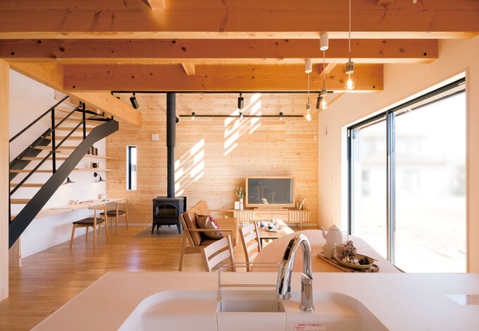 住まいるコーポレーション｜室内や庭全体を見渡しながら気持ちよく調理ができるようになったと喜ぶ奥さま。料理のレパートリーも増えたそう