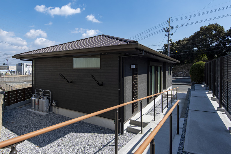 トキワハウス デザイン アンド ビルド（常盤工業）｜シンプルで落ち着いたデザインの外観。直線的なフォルムが特徴的で、周囲の環境に溶け込んでいる