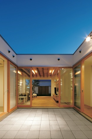 寝室、和室、リビングに光と風をもたらすパティオ