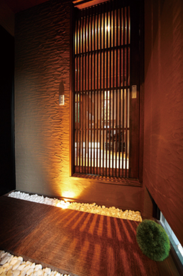 和室の前は、別空間への入り口。塗り壁に職人の腕の確かさが刻まれる