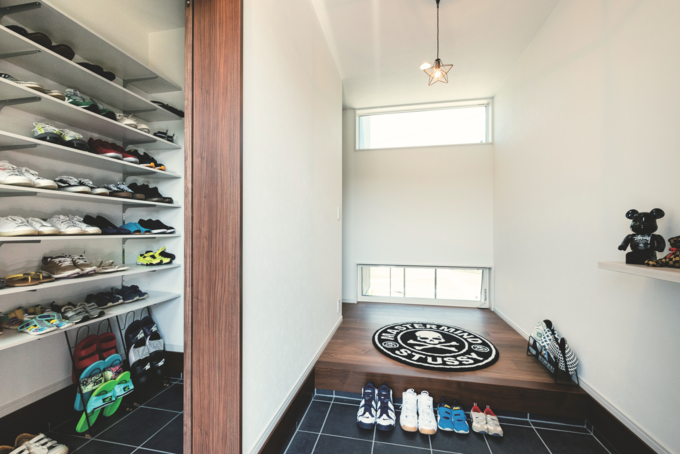 明るく広々とした玄関ホール。正面の地窓、高窓からやわらかな光が広がり空間を明るくつつみます。