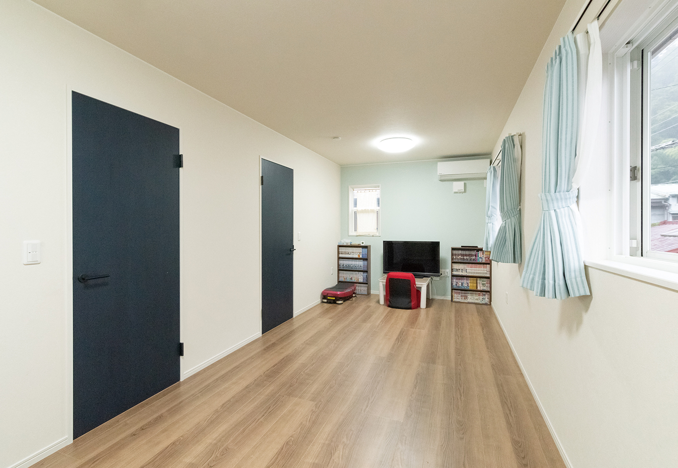 臼幸産業【デザイン住宅、子育て、間取り】2階10.5畳の洋室。中央にクローゼットを設置して2部屋に分割可能。子どもの成長に合わせて変更することができる