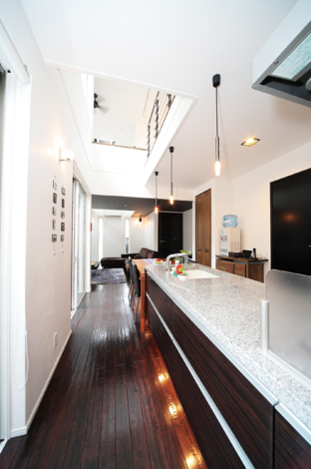 天然石のキッチンは同社のオリジナル。自社で調達することで、コストにも配慮