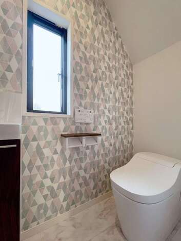 手洗いカウンター付きのトイレ