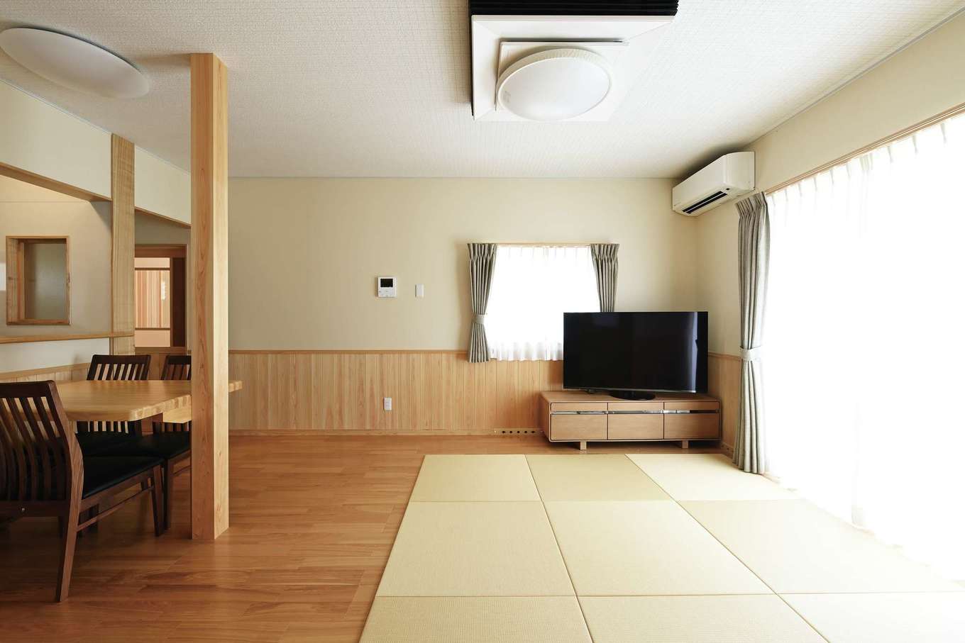 まちの大工さん 鈴木工務店【和風、省エネ、間取り】テレビボードの左にある通気口と、照明と一体になった「ヨドマーズ」が空気の流れを作り、部屋の温度差を解消。透湿性のある壁紙、天井のロックウール吸音板の調湿性により部屋の空気が心地よい