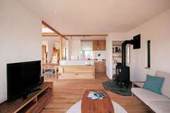 緩やかにゾーン分けされたLDK。リビング、ダイニングへ行き来しやすいアイランドキッチンを採用して回遊性を良くした