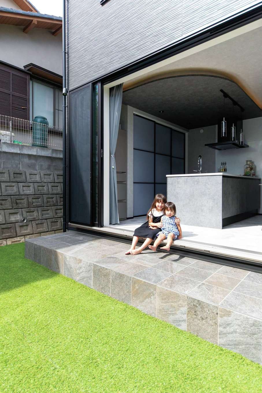 工藤建設【デザイン住宅、子育て、間取り】キッチンと庭をつなぐタイルテラス。BBQをするときは、窓をフルオープンに。キッチン直通で準備や後片付けも楽々
