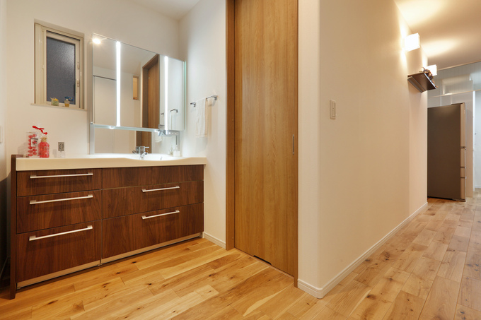 ダイニングから目隠しされたところにあるトイレは、ぜひ真似したい間取り。オープンな洗面所は動線のなかにあり、手洗い習慣が身に付く