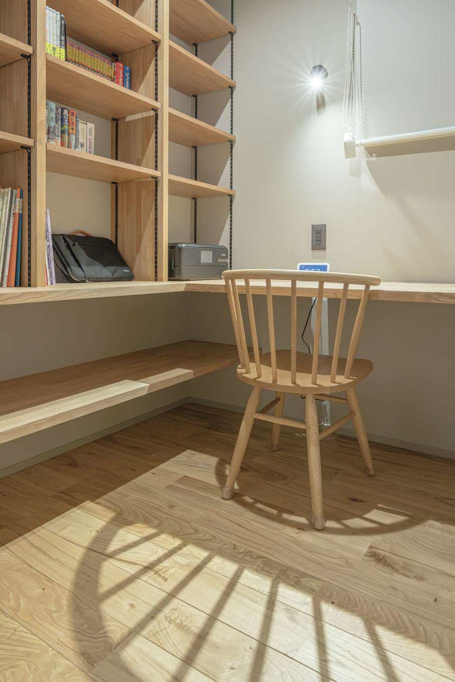 住家 JYUKA【デザイン住宅、趣味、間取り】ご主人の書斎スペース。「ここで本を読んだり、勉強したりしている姿を見て、いつか子どもがここを使うようになってくれたら」とご主人。たっぷりの本棚とデスクを造作してもらった