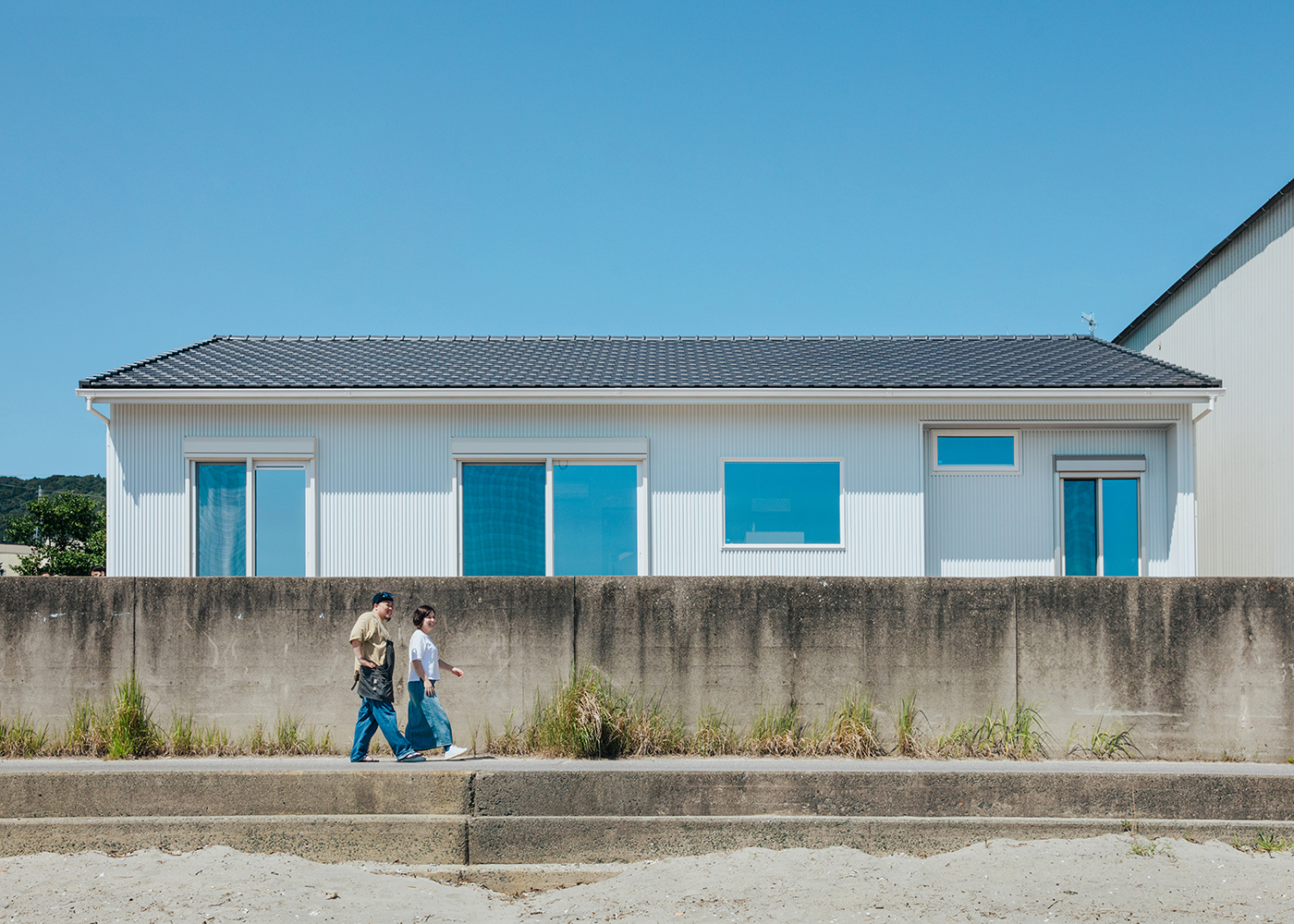 ナイスホーム【デザイン住宅、間取り、平屋】海沿いに映える白い外壁の外観