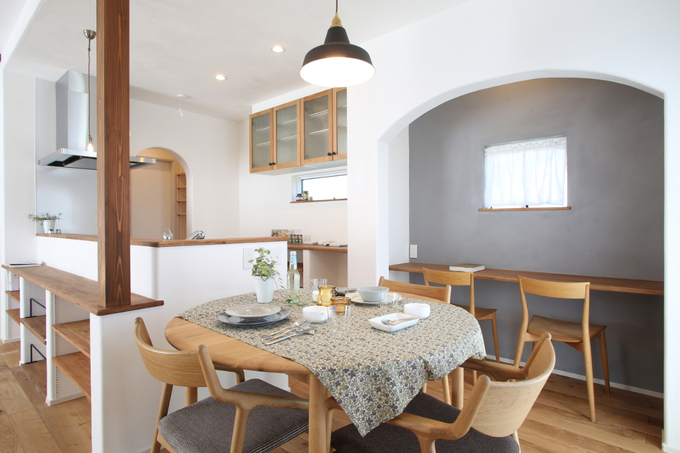 ダイニングスペース脇に設けられたカウンターは、趣味の空間として多目的に活用できるワークスペースに