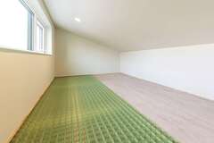 3畳の小屋裏。窓からの光がグレーチングを通して1階の廊下に届くので、北面も暗くならない