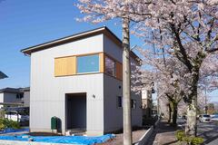 桜並木を楽しむ、明るく快適な二階建て住宅