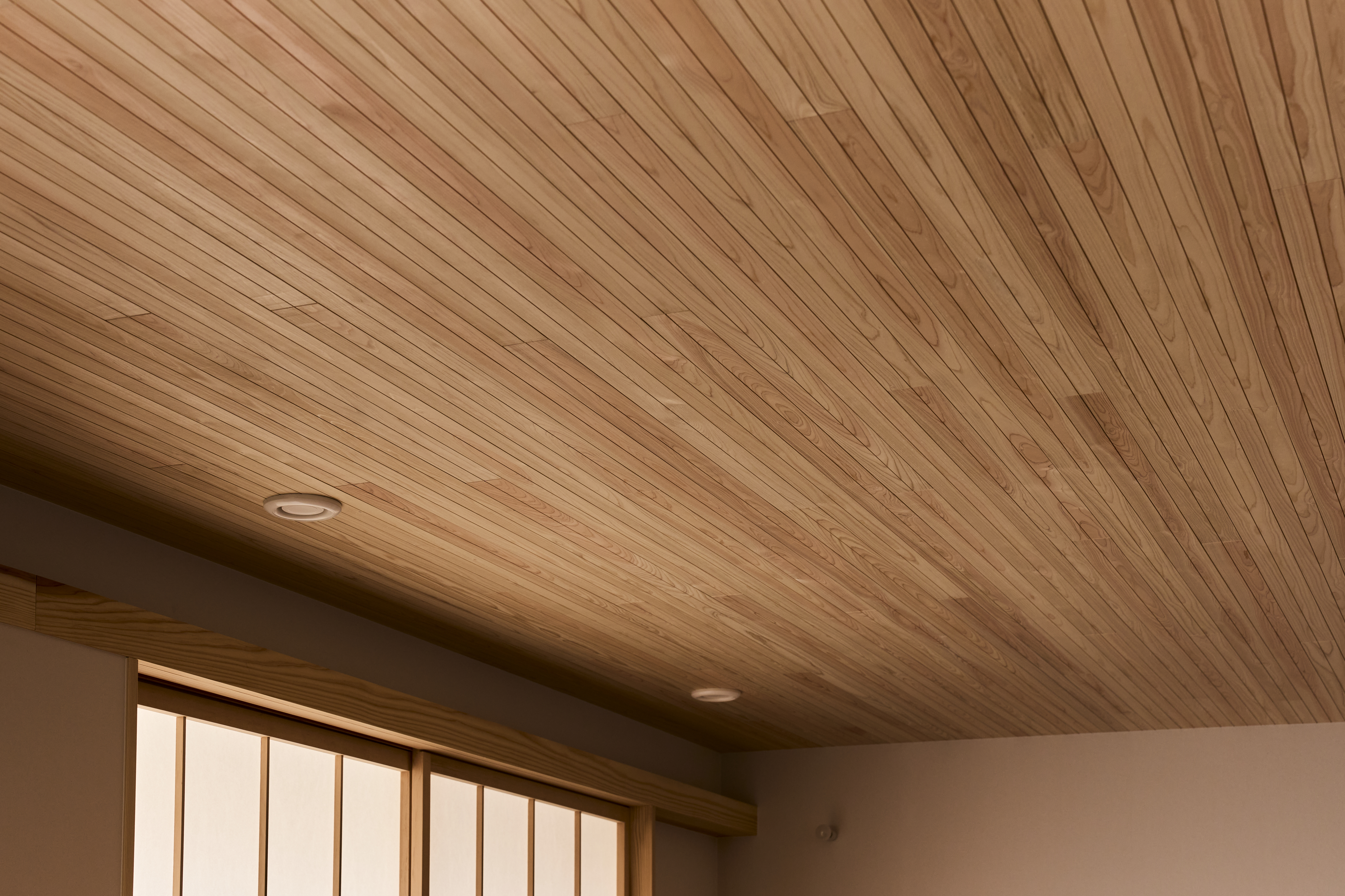KEN建築工房｜天井も自然素材の木を使用。自然素材の温かみが感じられる落ち着いた空間で、伝統的な和の雰囲気を楽しむことができます。