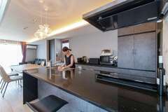 LDKの主役は天然水晶を使った高級人造石のアイランドキッチン。生活感を減らすため水切りカゴはなし。食器は洗うたびにふきんの上で乾かし、すぐに収納