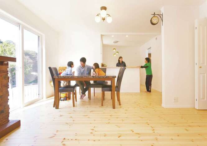 家族の笑顔がはじけるダイニングキッチン。重厚なテーブルは、ナチュラルなインテリアを引き締め存在感を放つ