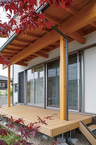 ウッドデッキに庇（ひさし）を取り付け、化粧柱と化粧梁を設置することで、日本家屋の雰囲気を演出