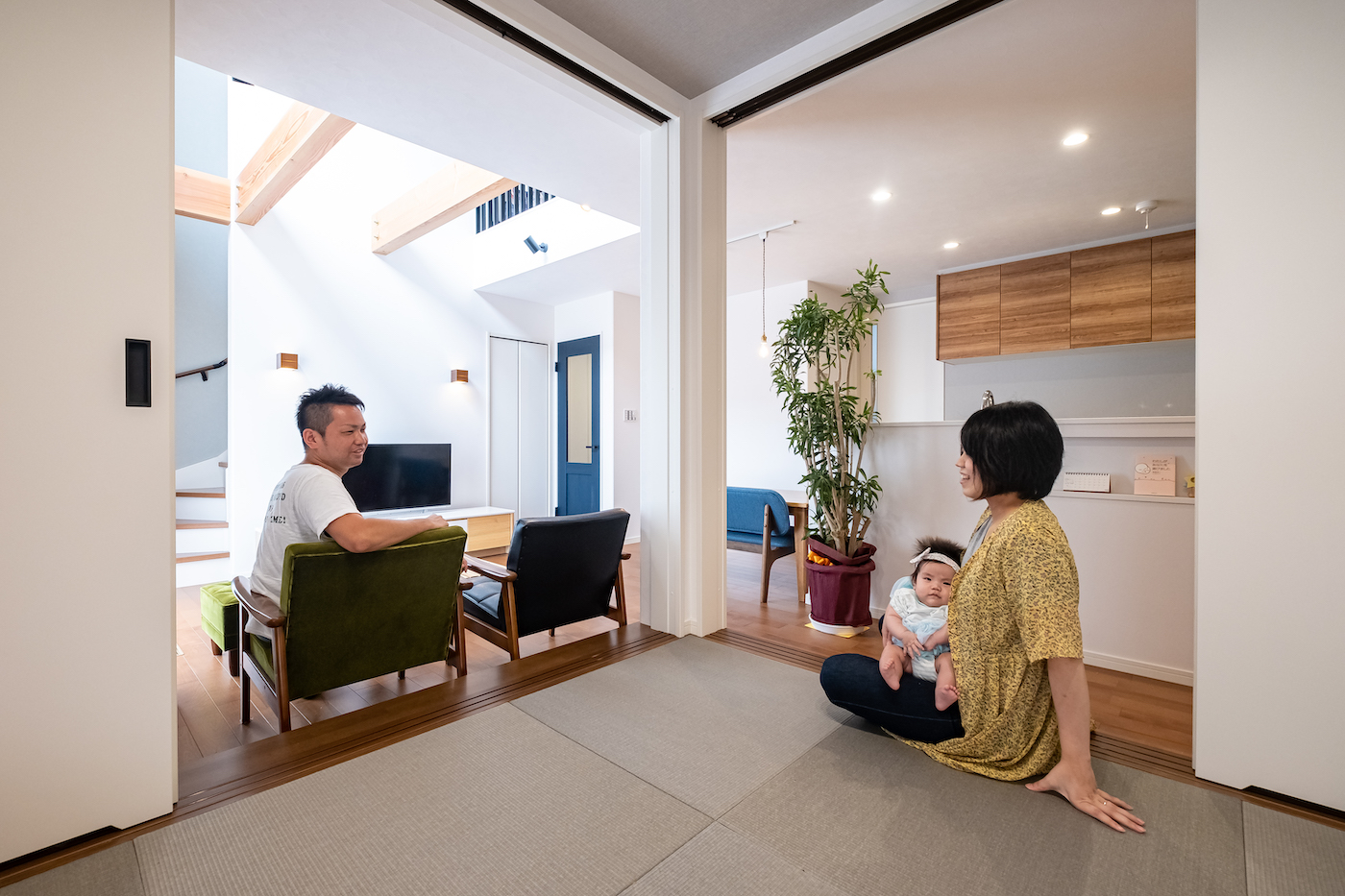 イデキョウホーム【子育て、収納力、省エネ】リビングの小上がりは畳敷き。家事や子育てに活用できて便利。キッチンから直接見える間取りにすることで、子どもの昼寝を見守りながら家事ができる