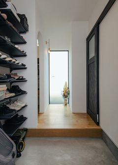 玄関の収納はコンパクトながら機能的なデザインが特徴で、玄関をすっきり保つ