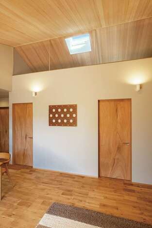 壁上部はアクリル板で視覚的広さと採光を両立