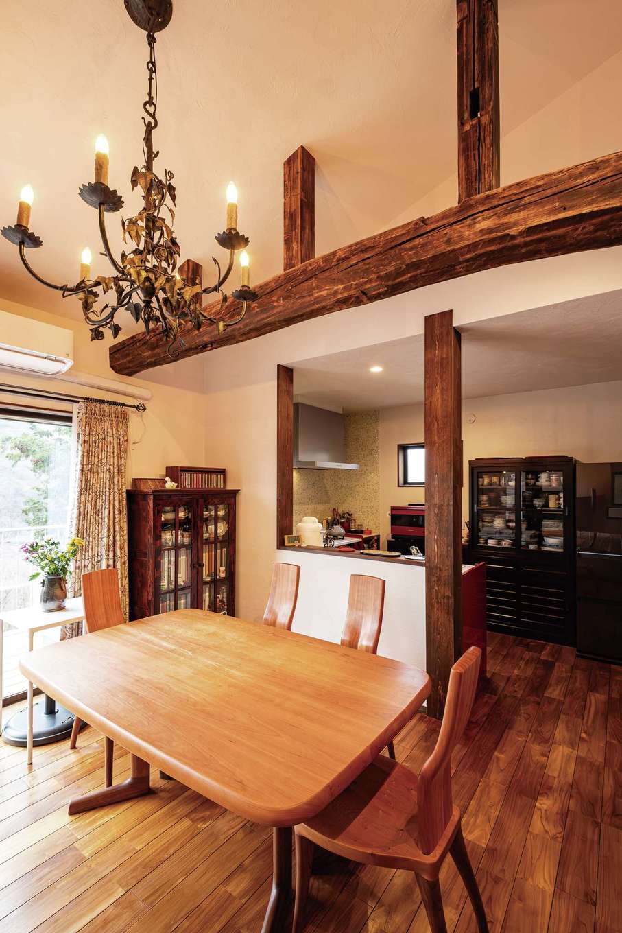 藤田工務店【自然素材、間取り、インテリア】古民家の梁、アンティークのシャンデリア、民芸調の家具が見事に融合しているダイニング