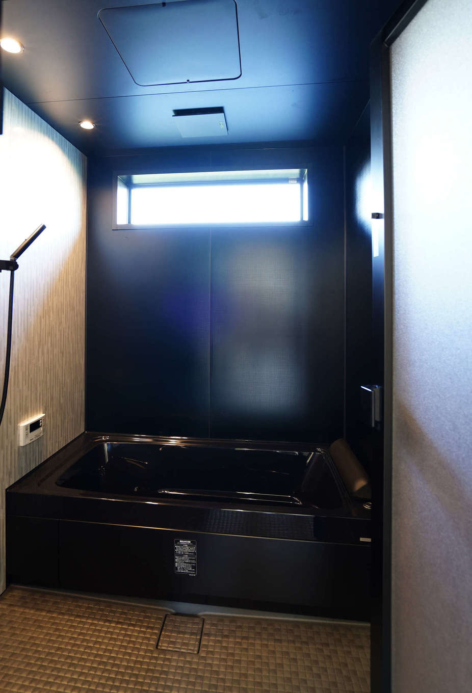アールスタジオ【デザイン住宅、平屋、インテリア】黒いユニットバスでラグジュアリー感を演出