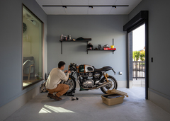 バイクを眺めながら暮らすビルトインガレージのある家