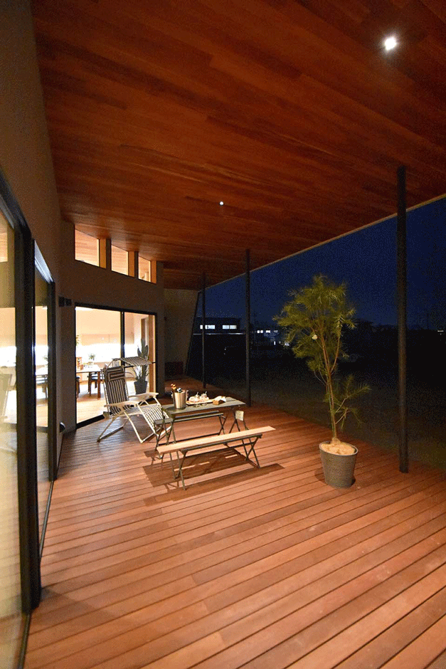 Techno Home Aizawa【デザイン住宅、省エネ】日常を忘れられる時間が流れる「夜の庭」