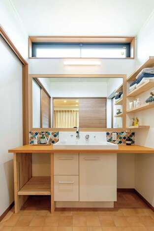 洗面スペースは脱衣室と仕切ることができる。隣にはファミリークローゼットがある