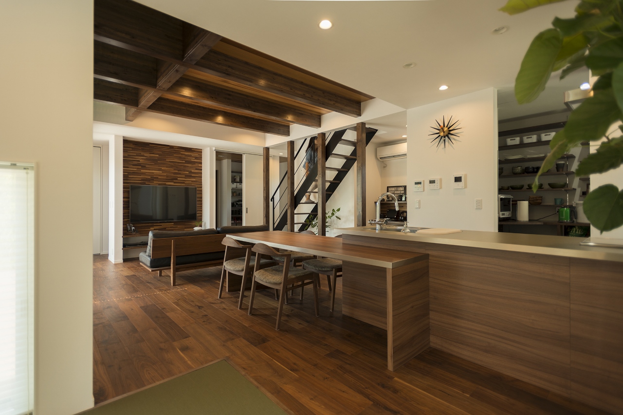 SEIEN ARCHITECT【デザイン住宅、趣味、建築家】内部は、落ち着いた色彩のリビングでも明るく感じられるよう、2階床に光が入るグレーチングを採用した