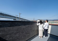 風を感じるスカイバルコニー。高い塀で外からの視線を遮りながら、BBQや天体観測などが楽しめ、アウトドアリビングとして活躍する