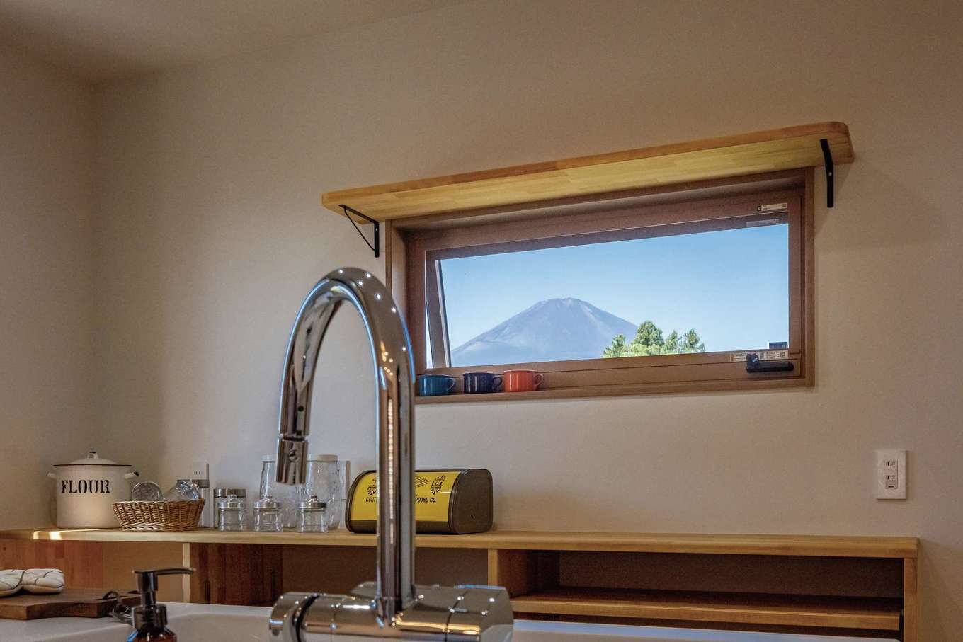 永建 -EIKEN-【デザイン住宅、省エネ、間取り】キッチンの窓は日常に富士山のある風景を取り込むフレーム