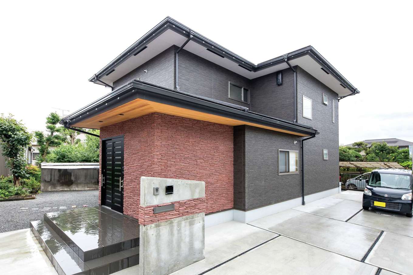 -delphi- デルフィ（藤井建築事務所） 【デザイン住宅、間取り、建築家】１ 階の軒天はレッドシダーに。玄関周りに貼ったタイルとも好相性で、落ち着きの中にぬくもりと彩りを添えている