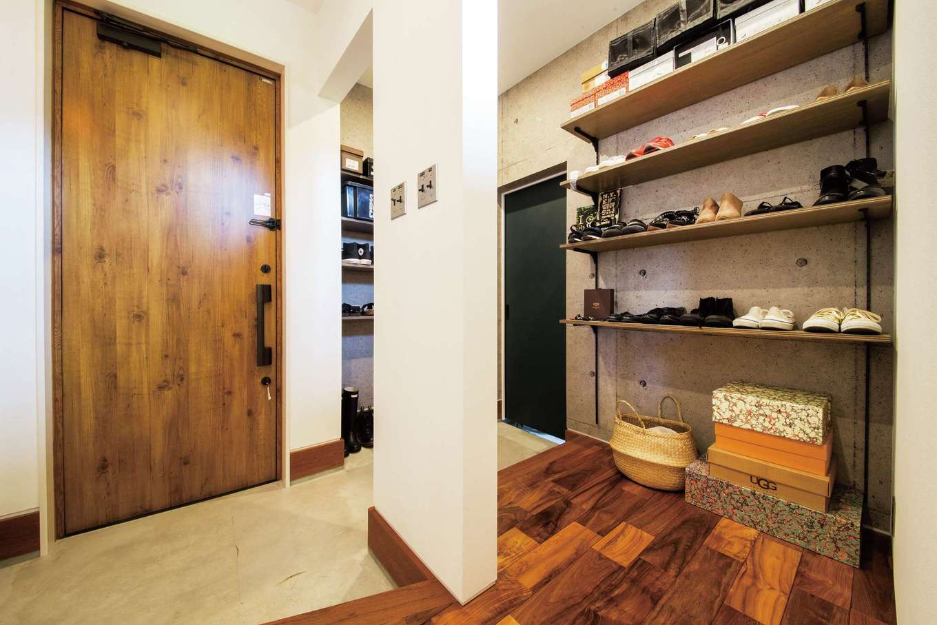 SEVEN HOUSE/セブンハウス【デザイン住宅、輸入住宅、インテリア】ぐるりと回れる玄関ホール。シューズクロークのほか、奥にはOSB合板の土間収納も